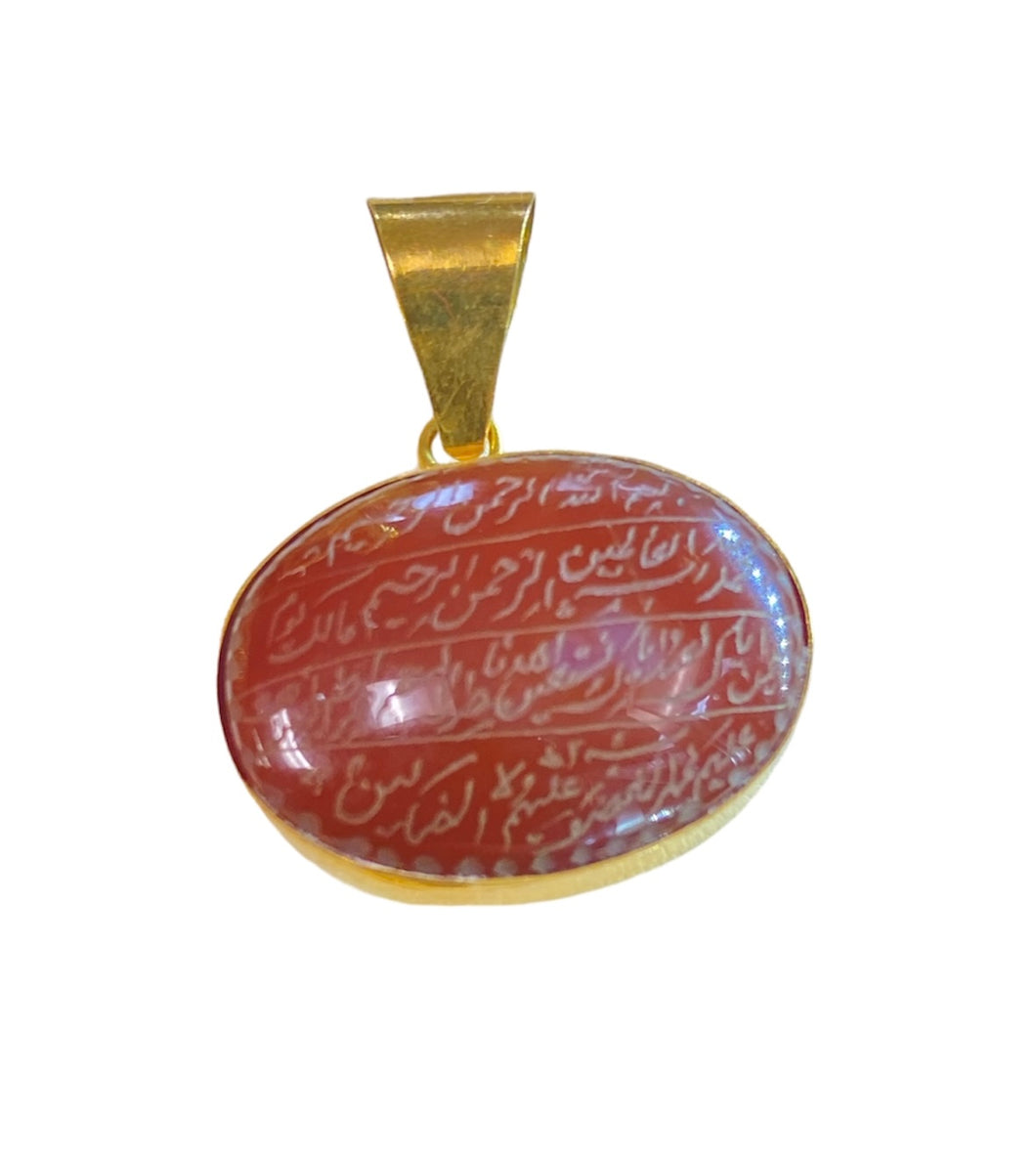 Aqeeq Yemeni with gold necklace